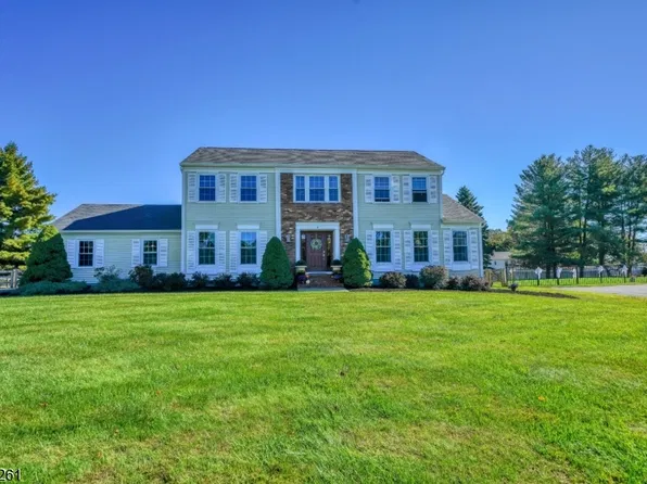 8 Elm Ct, Washington Twp., NJ 07853