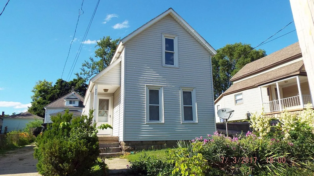 233 Burr Oak Street NE — Photo 1