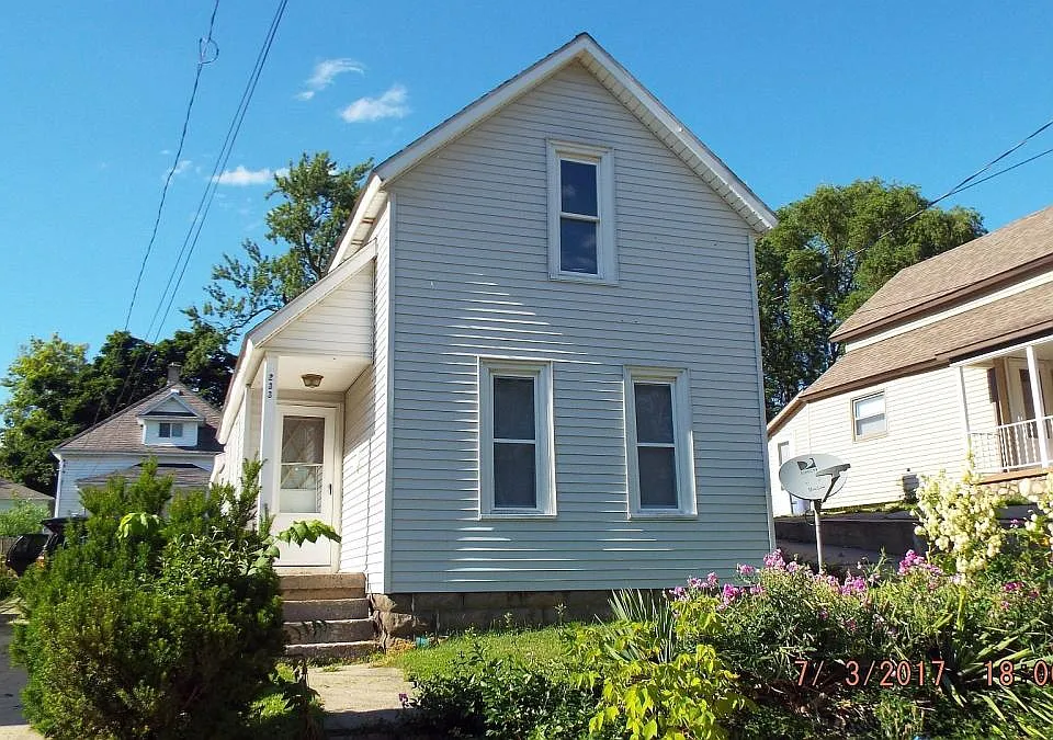 233 Burr Oak St NE