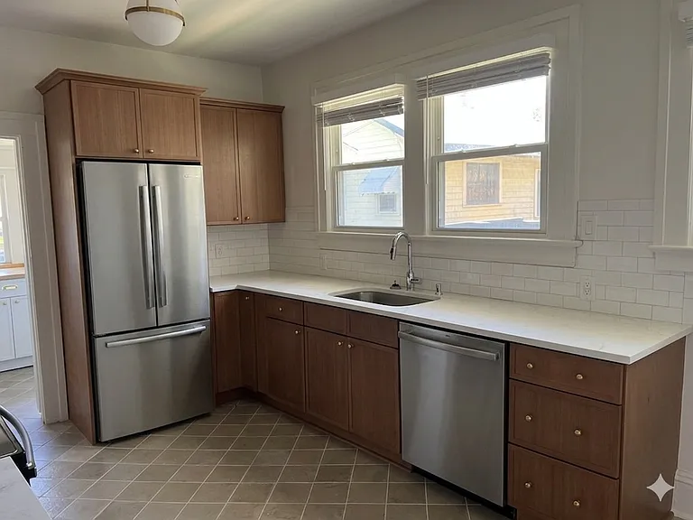 242 W 10th St — Photo 12