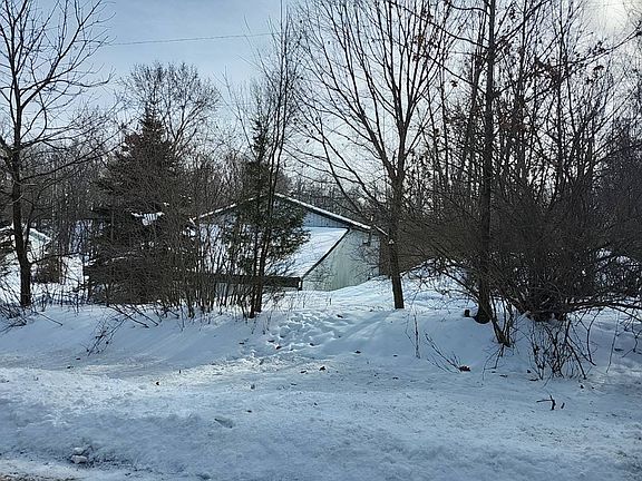 2nd image of 2299 Lyle Rd