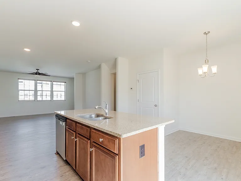 172 Drexel Ct — Photo 10