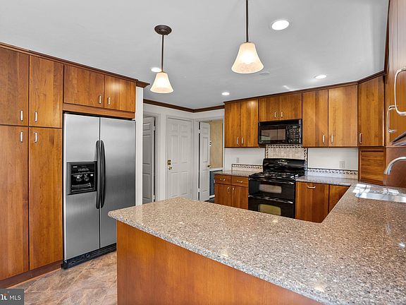 3rd image of 7204 Grinnell Dr