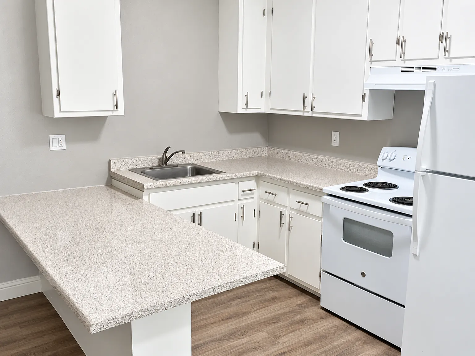 The Brentwood Apartments — Photo 2