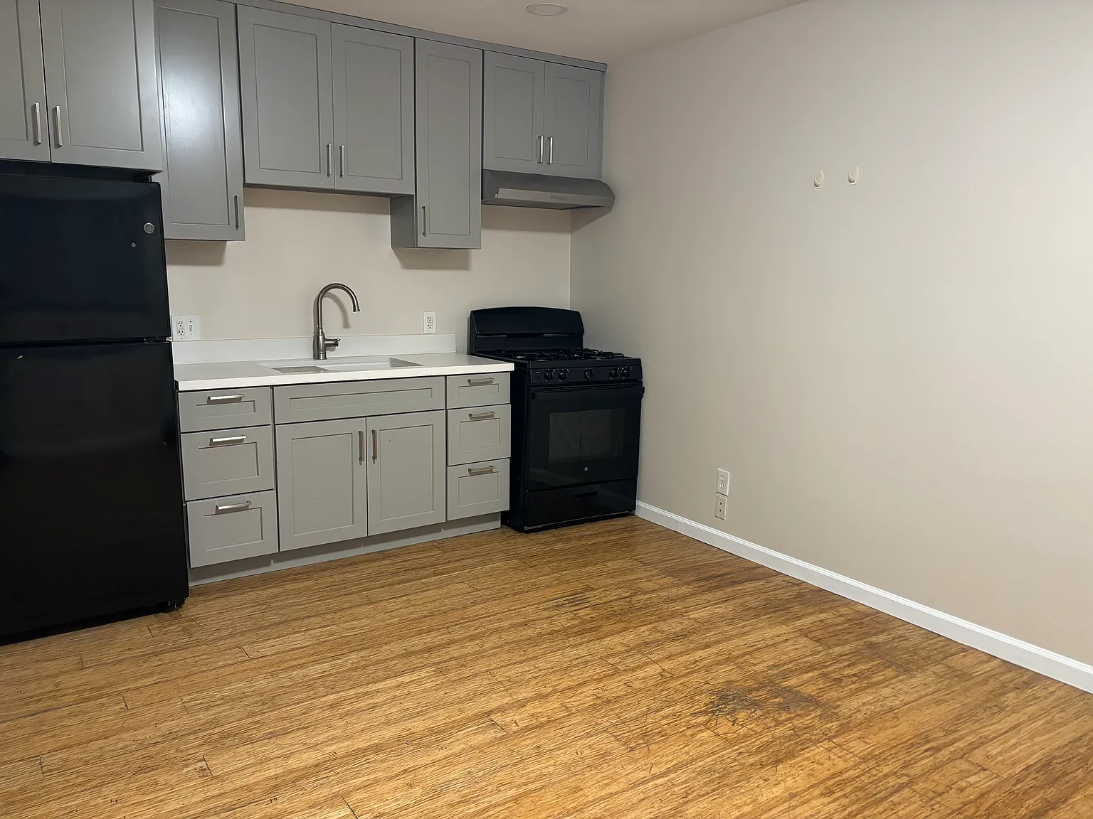1640 N Sherman Pl — Photo 2