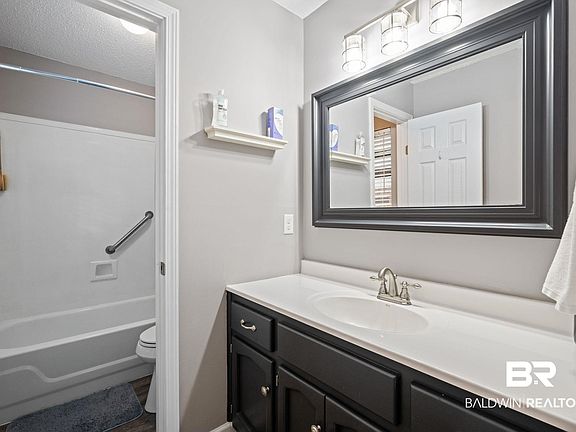 4th image of 110 Leigh Cir