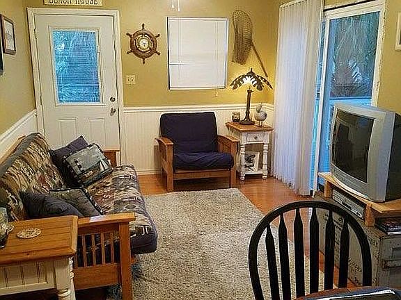 Den-light khaki color