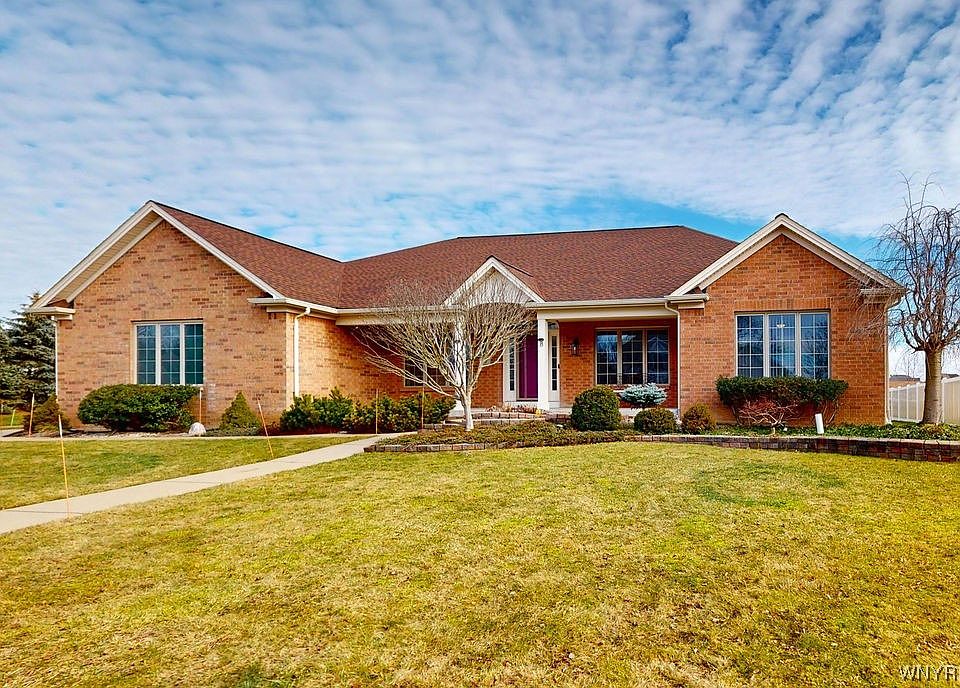 1st image of 8 Newcastle Dr