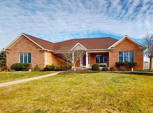 8 Newcastle Dr, Williamsville, NY 14221