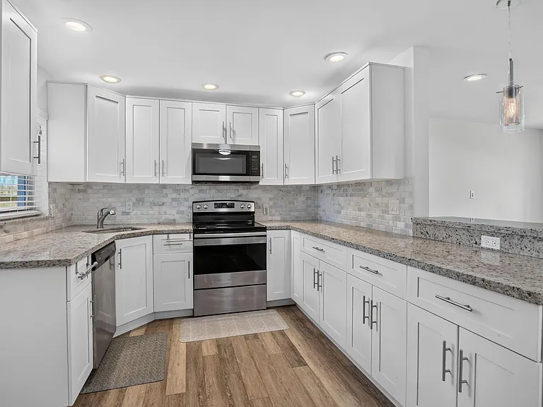 155 NE 20th St — Photo 14