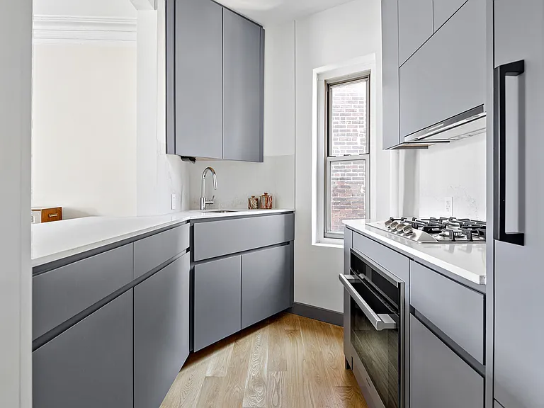 306 W 4th St #E3 — Photo 9