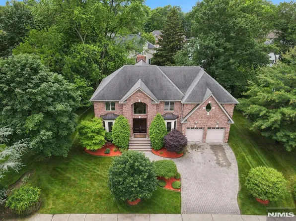 19 Collins Ave, Closter, NJ 07624