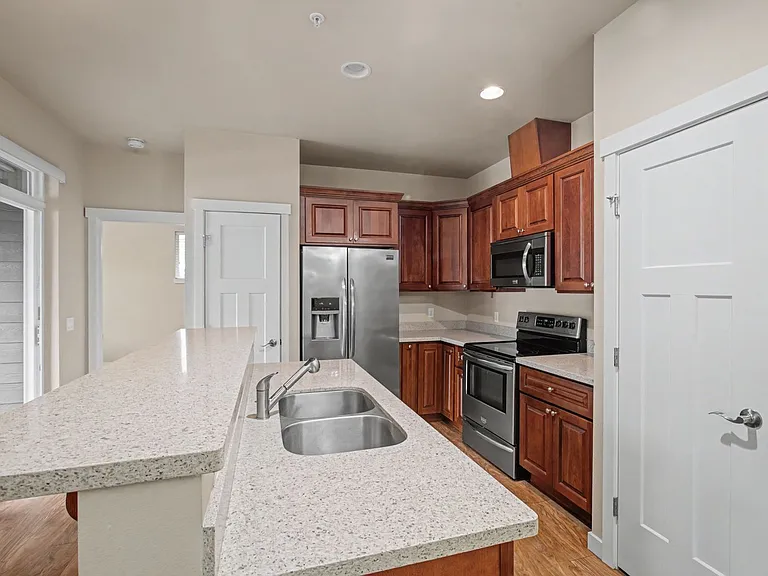1643 Burnside Pl — Photo 9