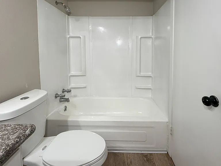 Ingleside Gardens Apartments — Photo 19