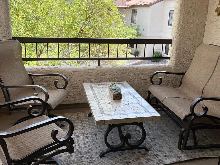 Private deck to enjoy your morning coffee or evening drink of choice.
Keep an eye out for the frequent visits from our hummingbird friends!