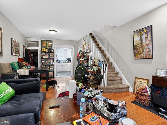 4th image of 945 Daly St