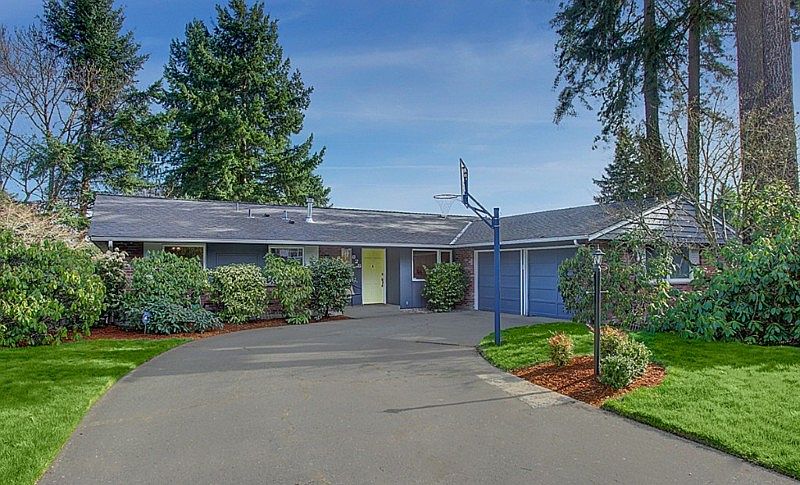 Beautiful, meticulously maintained and totally up-dated Lochmoor home on lovely street.