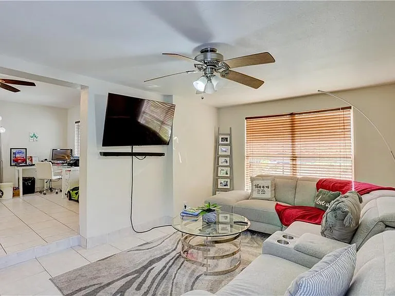 970 SW 3rd Ave — Photo 7