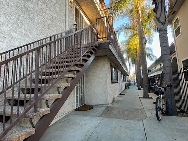 Newly Remodeled Beautiful 1 Bedroom/ 1 Bathroom Apartment! With Parking! — Photo 5
