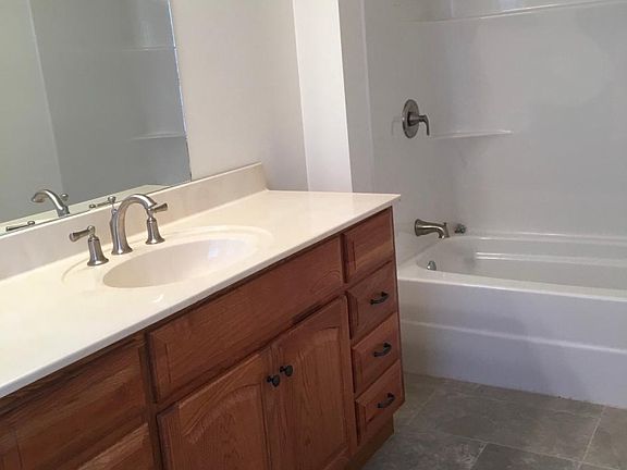 Master bathroom (view 1)