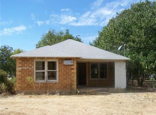 110 S 6th St, Bangs, TX 76823