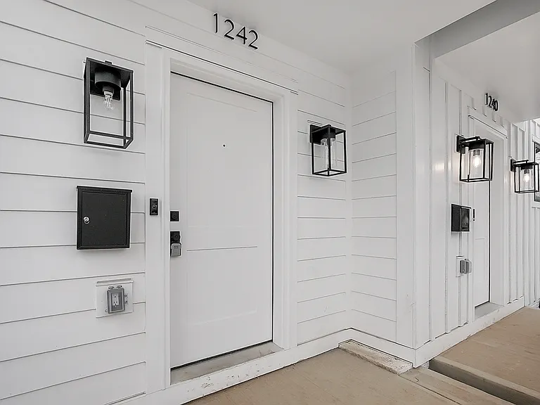 1242 Oxley Rd — Photo 40