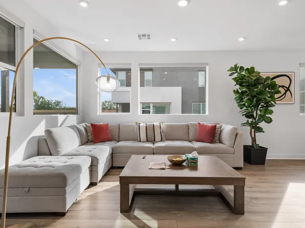 637 S Lyon St, Santa Ana, CA 92705