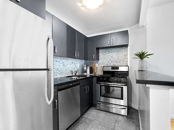 3rd image of 540 W 50th St APT 4D
