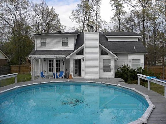 Exterior w Pool
