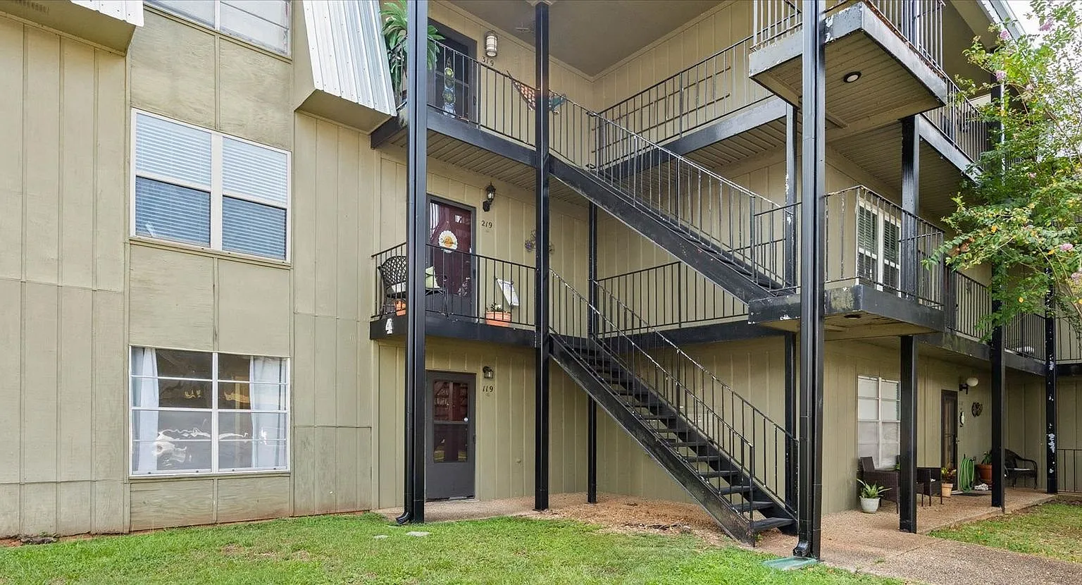 Two Bedroom River View Condo — Photo 2