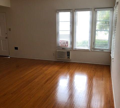 3rd image of 1920 Montana Ave #1930