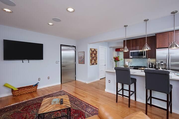 1st image of 1610 Mount Vernon Ave Unit 200
