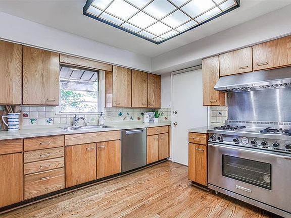 3rd image of 608 Northill Dr