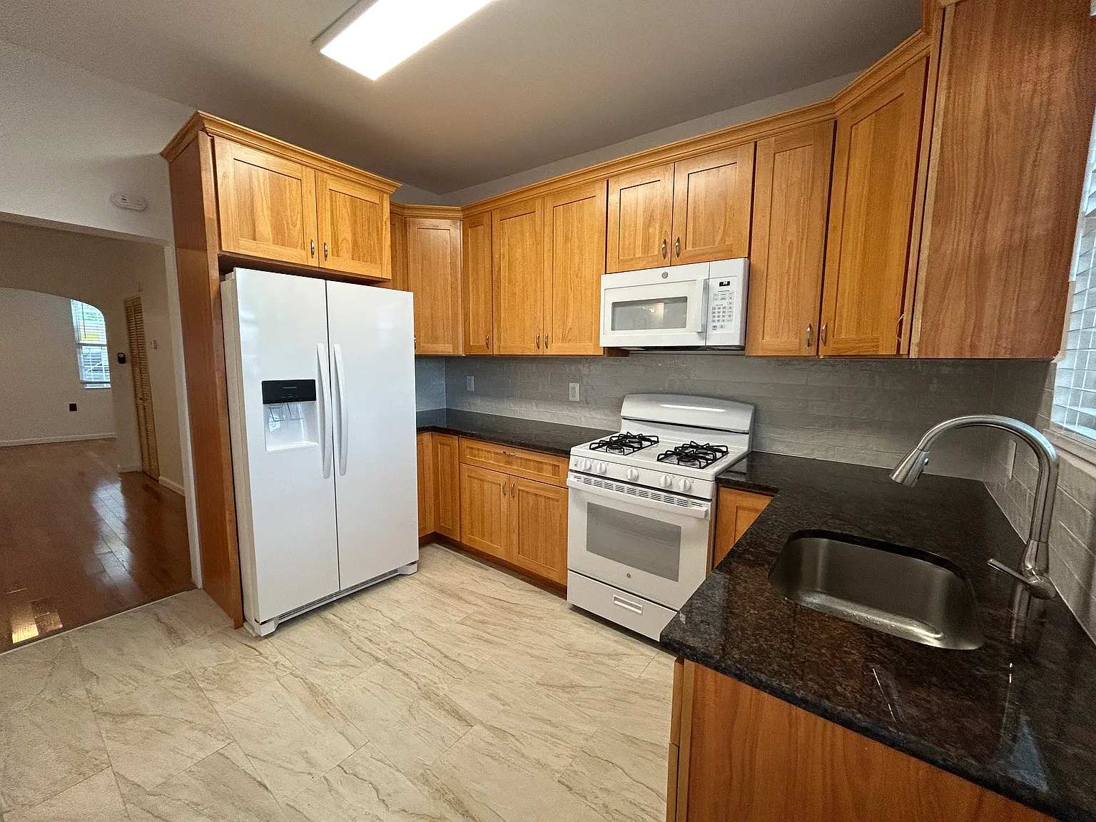 3 bed, 1200 sqft, $2,350 — Photo 4