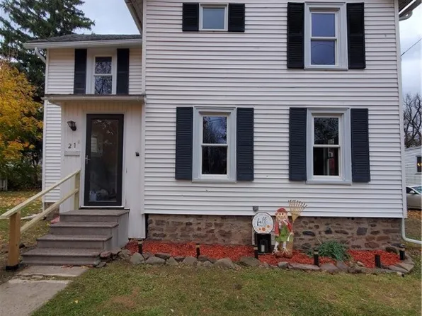 21 Church St, Middleport, NY 14105