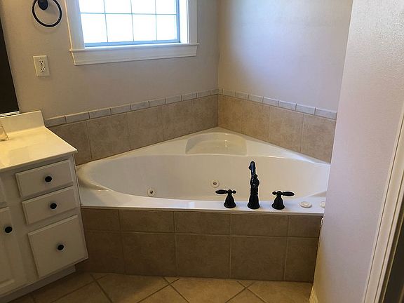 Master bath garden tub