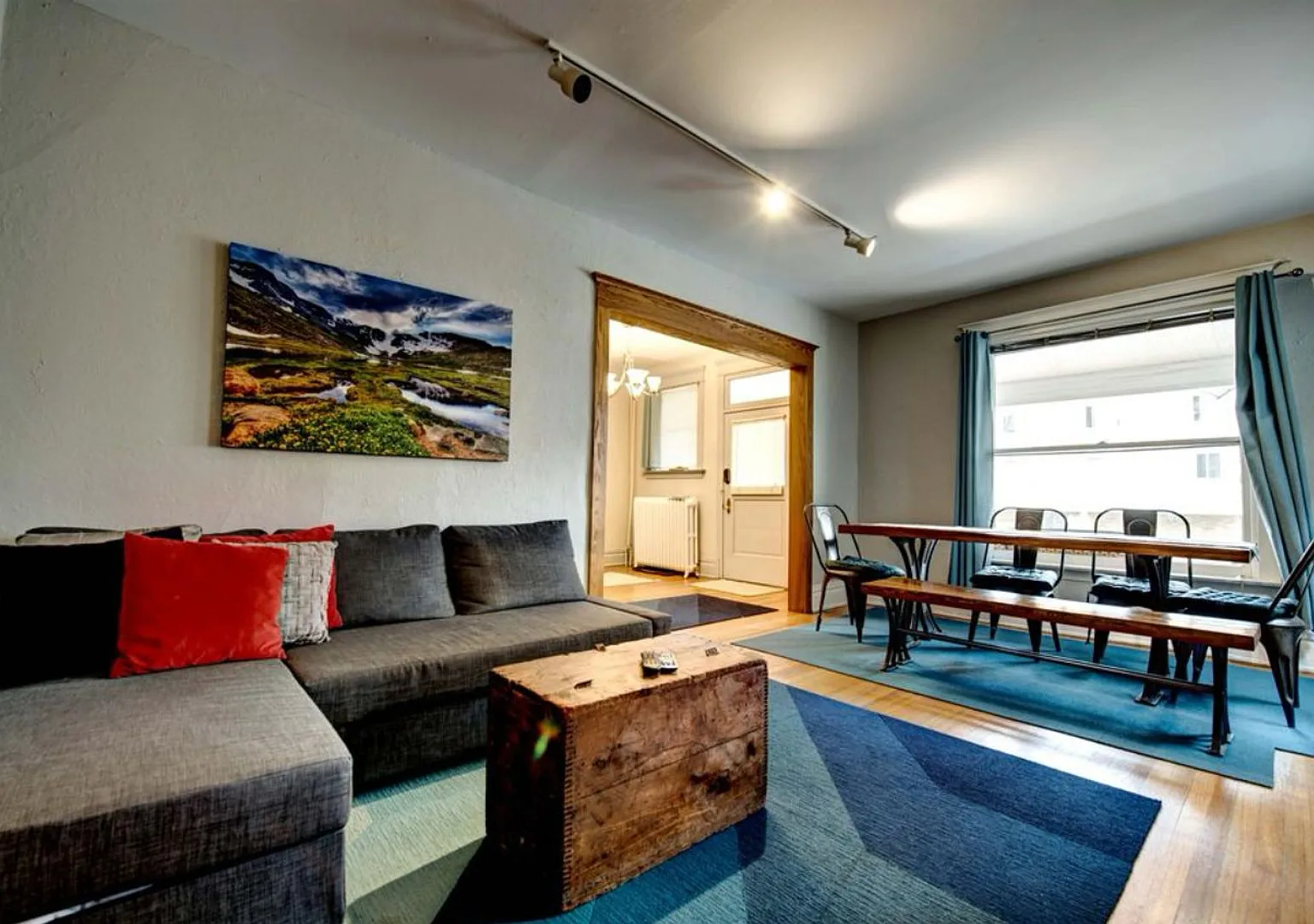 Beautiful two story unit with Victorian charm — Photo 3