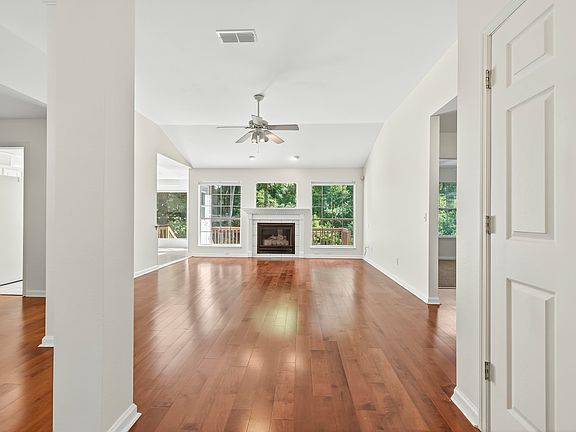 4th image of 2924 Parrish Dr