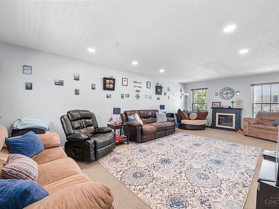 5th image of 255 Easton Manor Dr