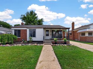 28202 Hollywood St, Roseville, MI 48066