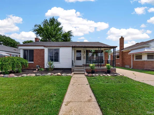 28202 Hollywood St, Roseville, MI 48066