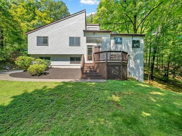 39 Powder Horn Road, Cortlandt Manor, NY 10567