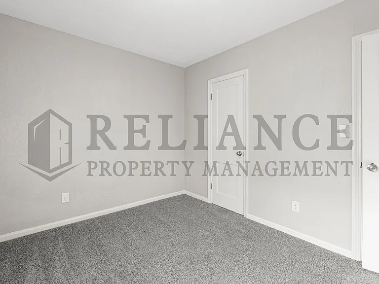 1047 S Glenn St — Photo 17
