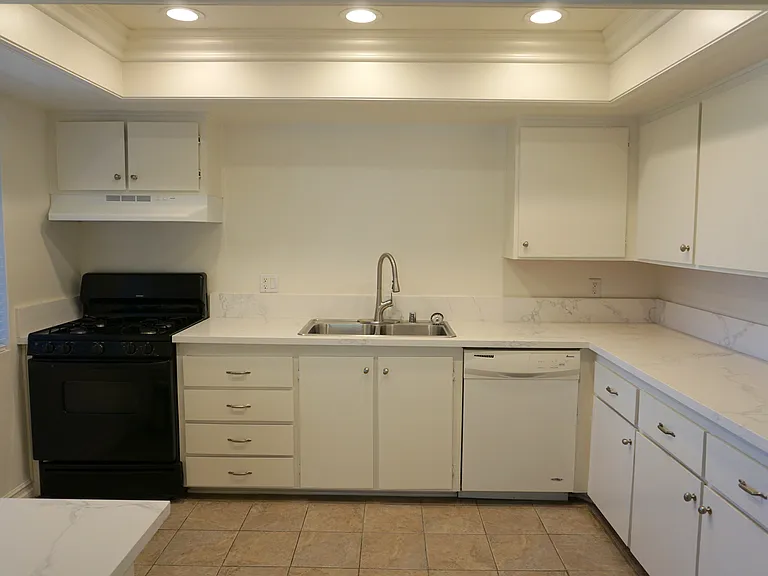 343 E 21st St #A — Photo 3