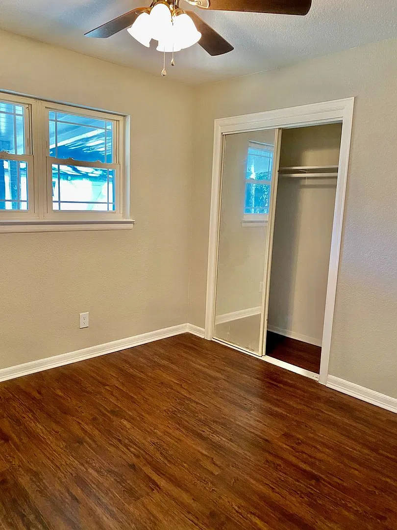 3 bedroom / 2 bathroom / 2 car garage — Photo 2