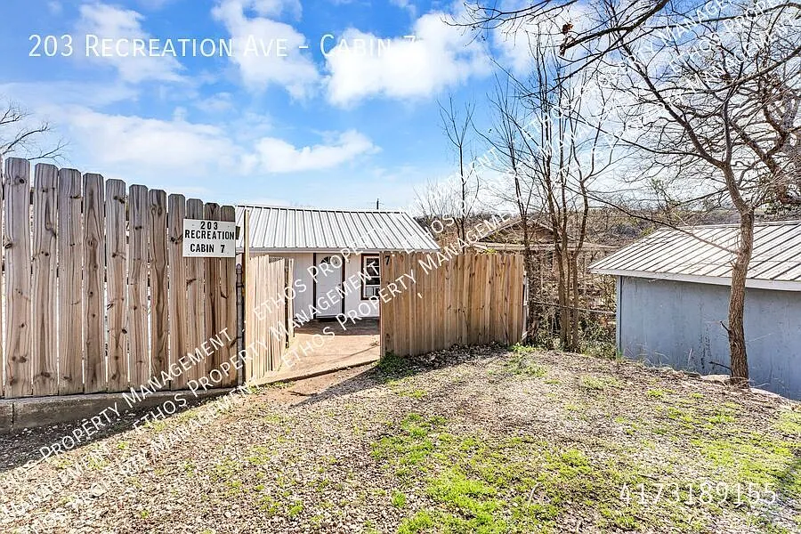 Availible Now 2 Bed 1 Bath Near The Lake — Photo 3