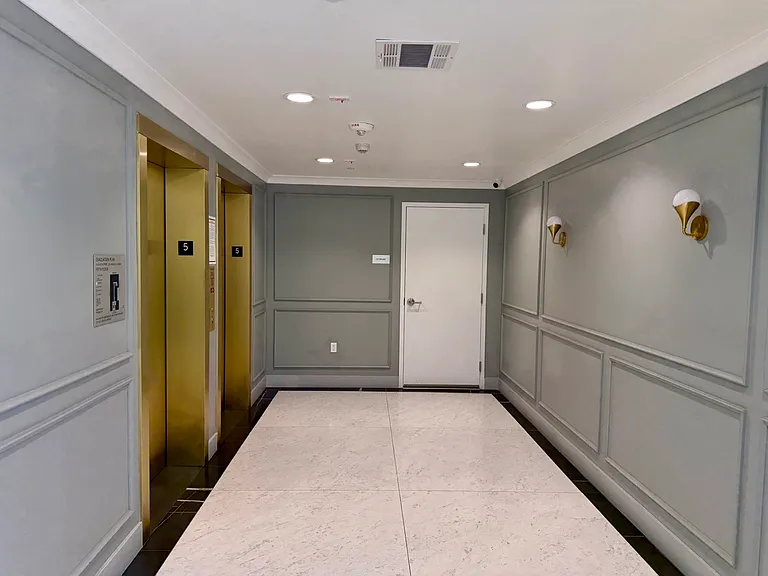 314 W 6th St #501 — Photo 18