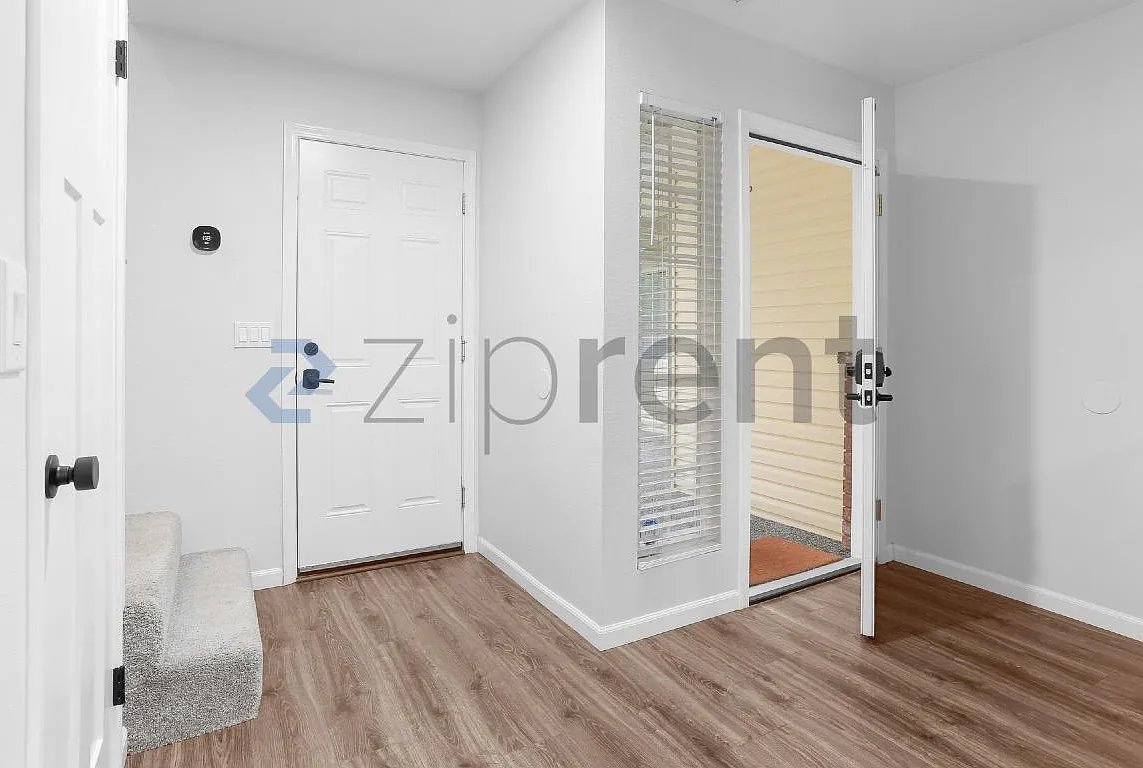 3 bed, 2.5 bath, 1704 sqft, $3,050 — Photo 3