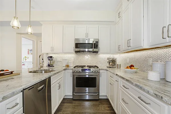 Sold by Keller Williams City Life Realty | media 6