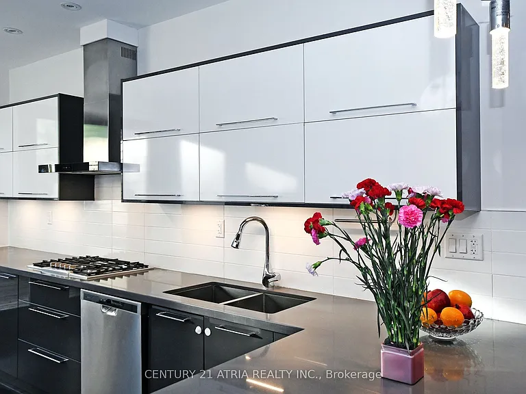 10 Palmerston Ave — Photo 11